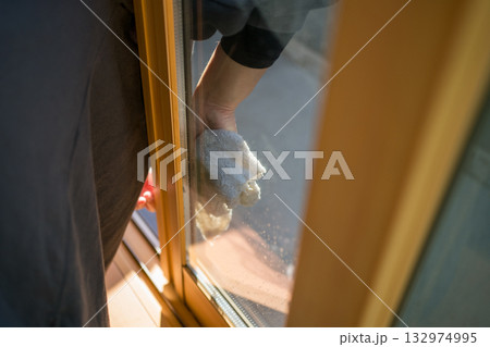 主婦の窓掃除 132974995