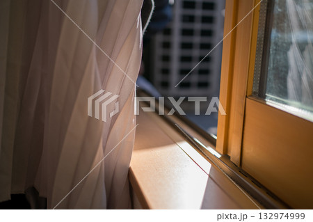 窓サッシのレールを掃除する主婦 132974999