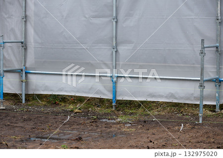 基礎工事,工事,新築工事,建設,足場,地面,基礎,測量,工事現場,現場,作業、囲い 基礎工事,工事,新築工事,建設,足場,地面,基礎,測量,工事現場,現場,作業、囲い 132975020