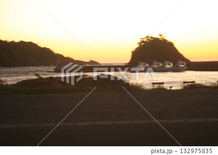 夕日に染まる漁港 夕日に染まる漁港 132975835
