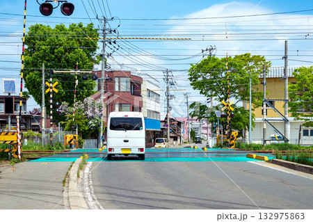 住宅地の踏切を通過する自動車 132975863
