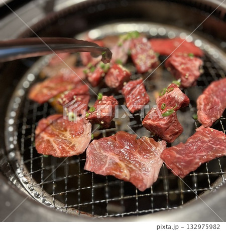 バーベキューで焼いた牛肉 132975982