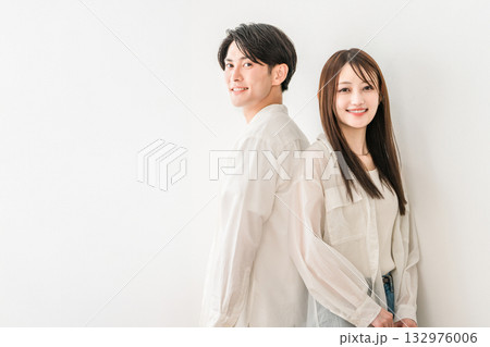 背中合わせで立つ若いアジア人カップル（婚活,恋活,パートナー,ディンクス,恋人,恋愛） 132976006
