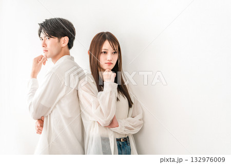 背中合わせで立つ若いアジア人カップル(悩む,考える,困る,トラブル) 背中合わせで立つ若いアジア人カップル(悩む,考える,困る,トラブル) 132976009