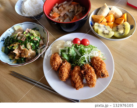 町の洋食屋さんで食べる冬の味覚,カキフライ定食の一例(芋煮の椀物,カットフルーツ盛り) 町の洋食屋さんで食べる冬の味覚,カキフライ定食の一例(芋煮の椀物,カットフルーツ盛り) 132976105