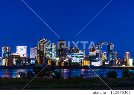 大阪梅田の超高層ビル群の夜景と淀川 132976302