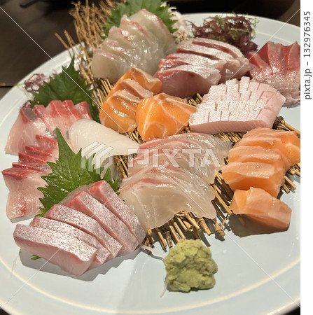 おいしいお刺身盛り合わせ おいしいお刺身盛り合わせ 132976345