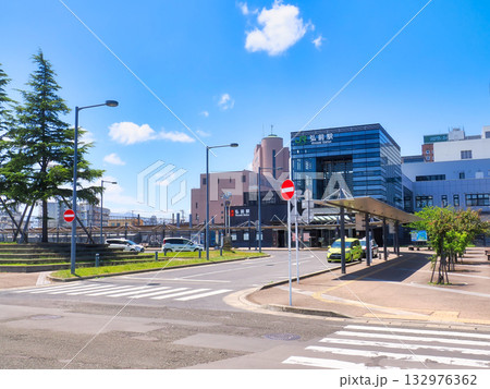 明るい青空の弘前駅・城東口 青森県弘前市 明るい青空の弘前駅・城東口 青森県弘前市 132976362