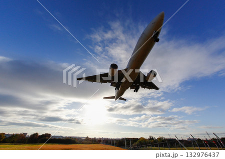 迫力の着陸｜見上げる飛行機 132976437