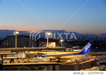 早朝の伊丹空港ターミナル 132976438