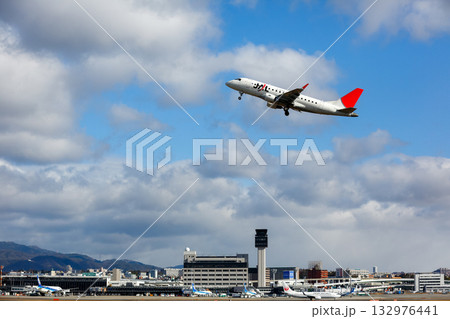 伊丹空港を離陸するJAL機 132976441