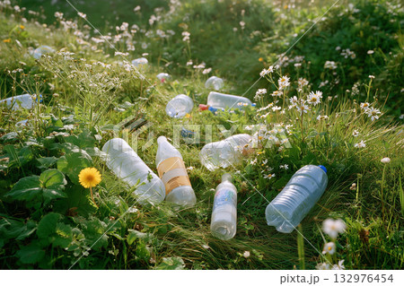 ポイ捨ての影響を伝える環境啓発用ビジュアル ポイ捨ての影響を伝える環境啓発用ビジュアル 132976454