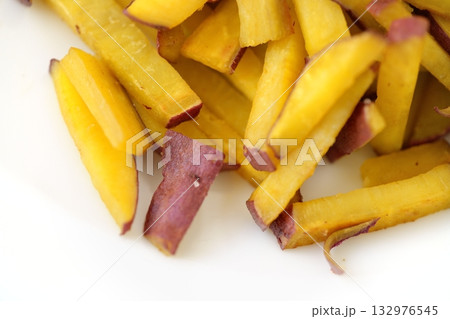 ほくほくおいもの黄色がきれいな背景素材 - 茨城県産 べにあずまの簡単おやつ 132976545