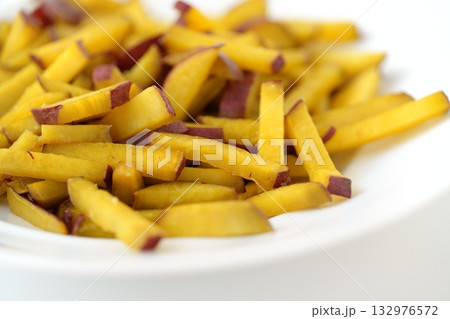 ほくほくおいもの黄色がきれいな背景素材 - 茨城県産 べにあずまの簡単おやつ ほくほくおいもの黄色がきれいな背景素材 - 茨城県産 べにあずまの簡単おやつ 132976572