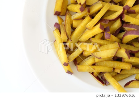 ほくほくおいもの黄色がきれいな背景素材 - 茨城県産 べにあずまの簡単おやつ ほくほくおいもの黄色がきれいな背景素材 - 茨城県産 べにあずまの簡単おやつ 132976616