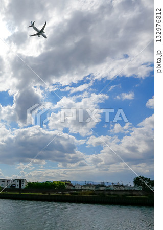 夏の雲｜着陸する飛行機_縦 132976812