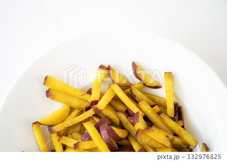 ほくほくおいもの黄色がきれいな背景素材 - 茨城県産 べにあずまの簡単おやつ ほくほくおいもの黄色がきれいな背景素材 - 茨城県産 べにあずまの簡単おやつ 132976825