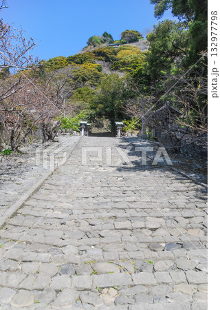 久能山東照宮へ続く長い石畳の参道、徳川家康ゆかりの歴史ある古道の春の気配 久能山東照宮へ続く長い石畳の参道、徳川家康ゆかりの歴史ある古道の春の気配 132977798