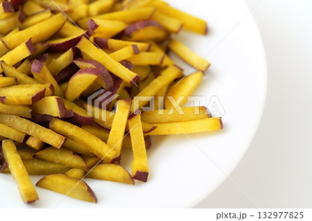 ほくほくおいもの黄色がきれいな背景素材 - 茨城県産 べにあずまの簡単おやつ ほくほくおいもの黄色がきれいな背景素材 - 茨城県産 べにあずまの簡単おやつ 132977825