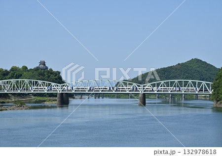 犬山橋を渡る名鉄2000系ミュースカイ  132978618