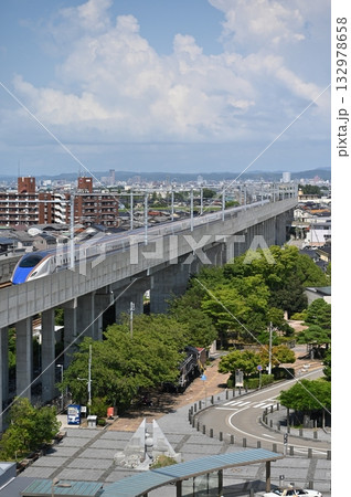 松任駅駐車場から見る北越新幹線W7系 松任駅駐車場から見る北越新幹線W7系 132978658