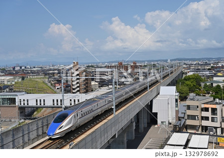 松任駅駐車場から見る北越新幹線W7系 松任駅駐車場から見る北越新幹線W7系 132978692