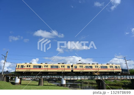 青空の可児川を渡る 名鉄広見線6000系電車6013編成ストロークリーム 青空の可児川を渡る 名鉄広見線6000系電車6013編成ストロークリーム 132978699