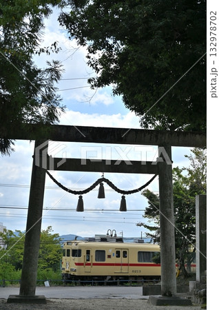神社の鳥居と名鉄広見線6000系電車 6013編成ストロークリーム 神社の鳥居と名鉄広見線6000系電車 6013編成ストロークリーム 132978702
