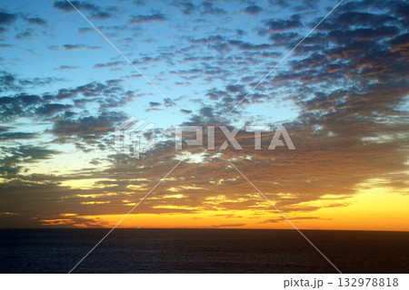 天草西海岸の夕日に染まる雲 132978818