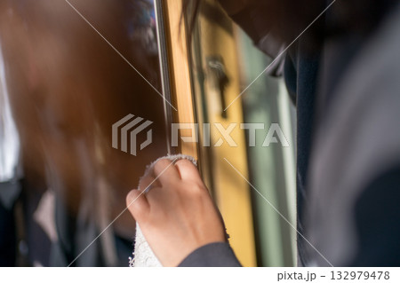 主婦の窓掃除 132979478