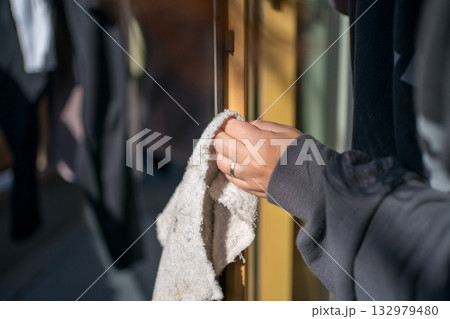 主婦の窓掃除 132979480