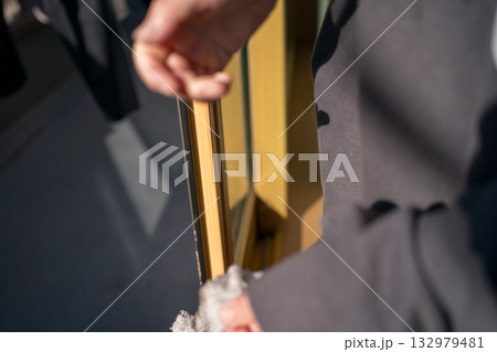 主婦の窓掃除 132979481