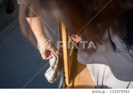 主婦の窓掃除 132979482