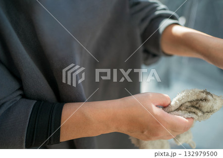 雑巾を持つ主婦 132979500