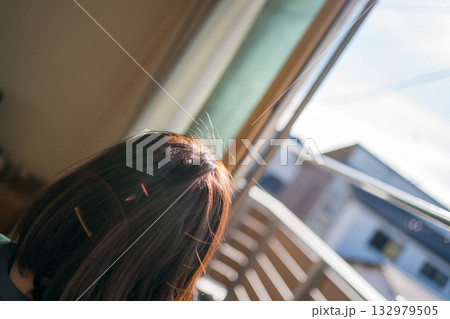 窓を開ける主婦 窓を開ける主婦 132979505
