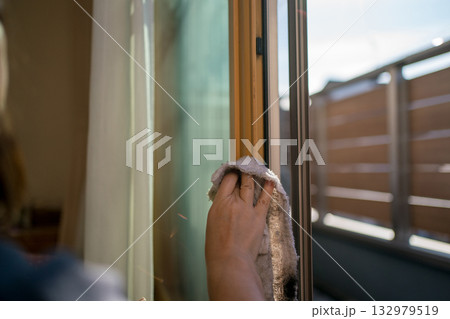 主婦の窓掃除 132979519