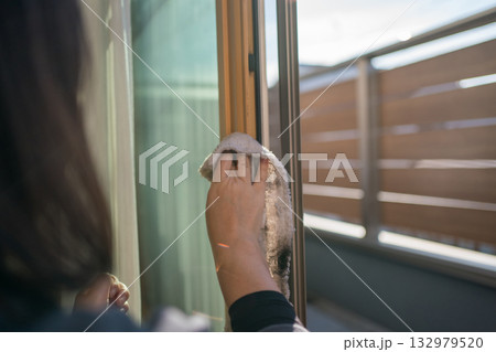 主婦の窓掃除 132979520