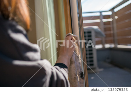 主婦の窓掃除 132979528