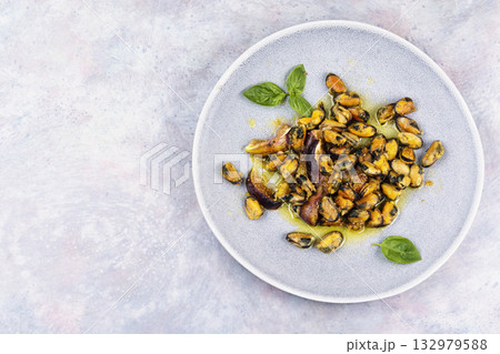 Juicy mussels in a fruit sauce. 132979588