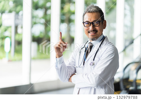 ミドル・シニアの医者の男性。 132979788