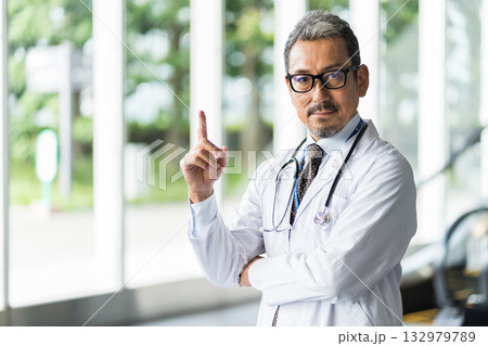 ミドル・シニアの医者の男性。 132979789