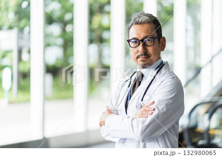 ミドル・シニアの医者の男性 ミドル・シニアの医者の男性 132980065