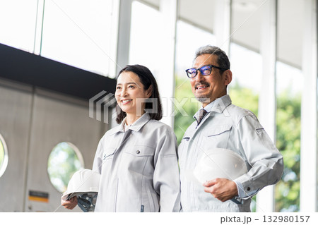 現場監督のミドル・シニアの男女。 132980157