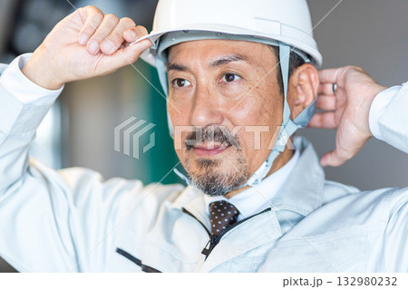 現場監督のミドル・シニアの男性 132980232