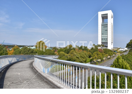 シスパブリッジ上から見た四日市港ポートビル 132980237