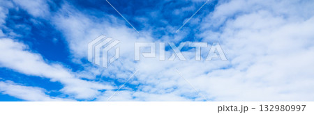 青空と雲のシンプルな風景 青空と雲のシンプルな風景 132980997