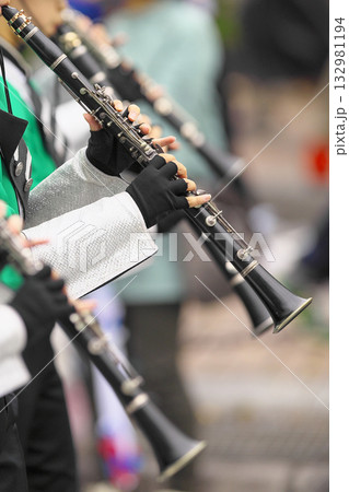 マーチングバンド　パレード　楽器 132981194