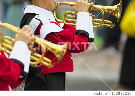 マーチングバンド　パレード　楽器 132981213