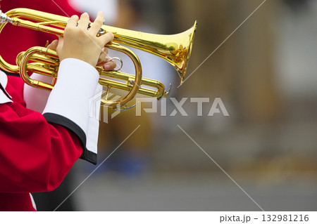 マーチングバンド　パレード　楽器 132981216