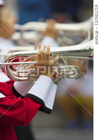 マーチングバンド　パレード　楽器 132981219